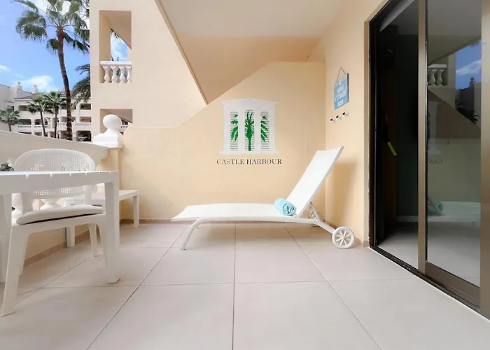 Sunny Terrace I Heated Pool I King Bed I Cook Zone I Parking דירה *