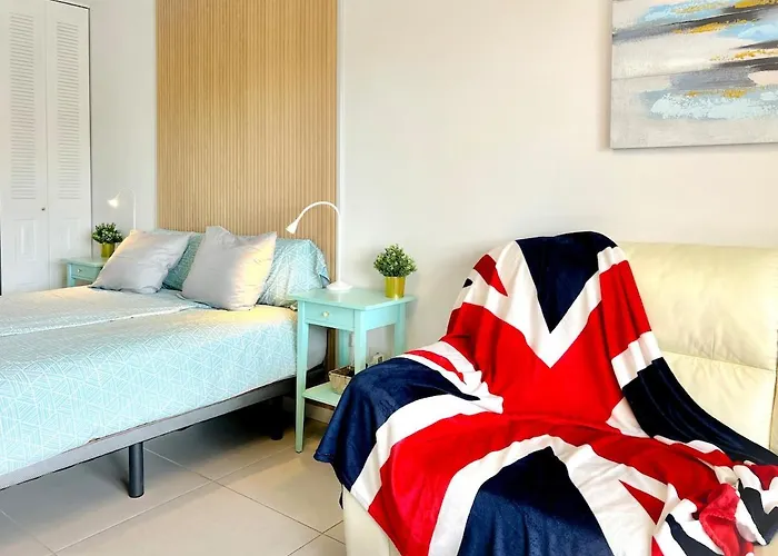 Sunny Terrace I Heated Pool I King Bed I Cook Zone I Parking דירה